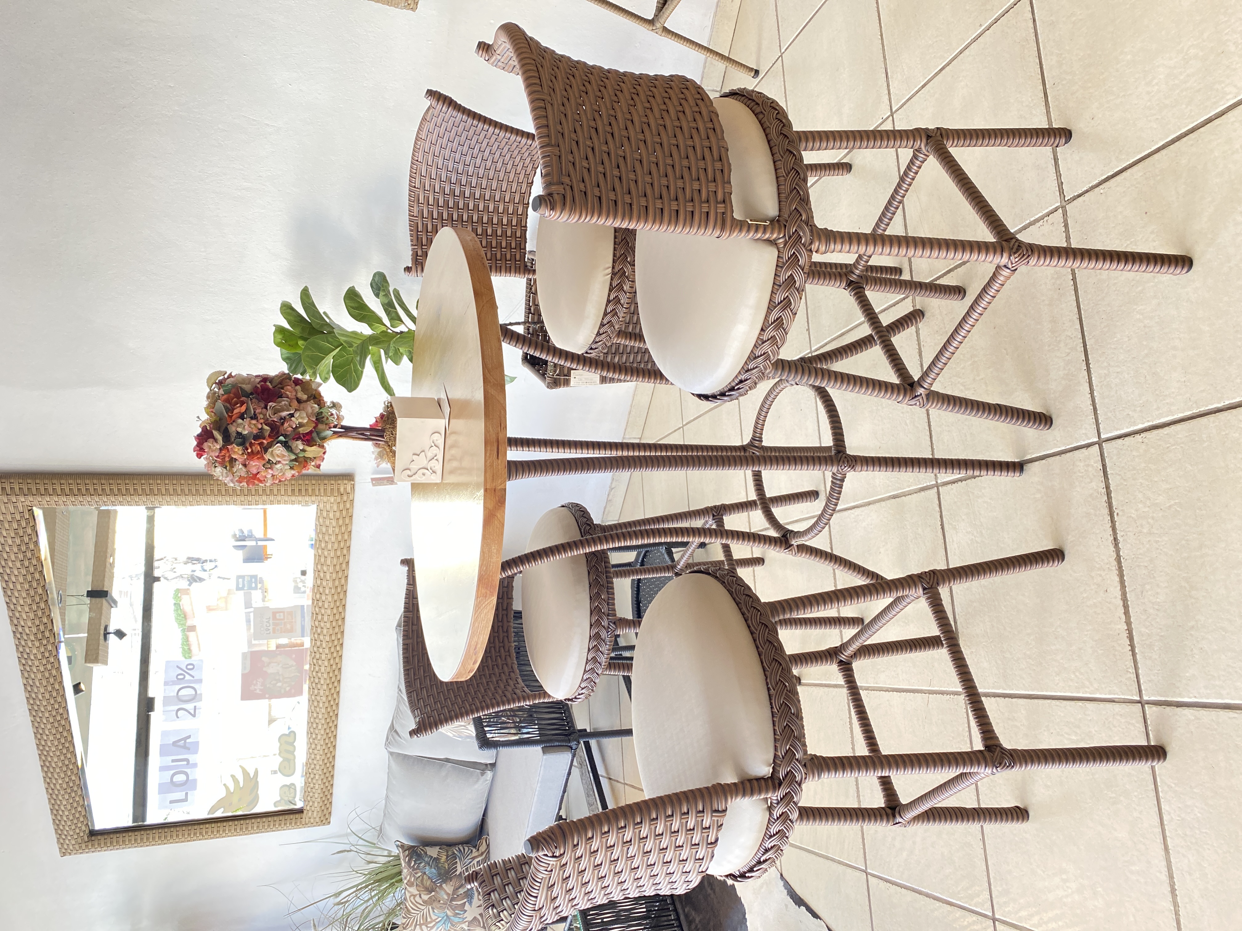 Mesa bistrô + 4 banquetas giratórias 1020
